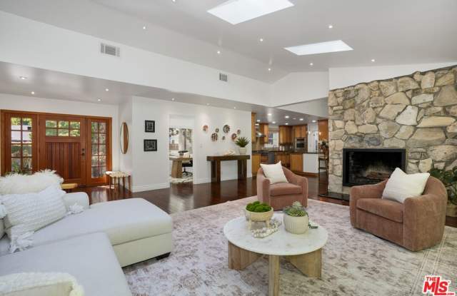 3452 Mandeville Canyon Rd Gallery 4