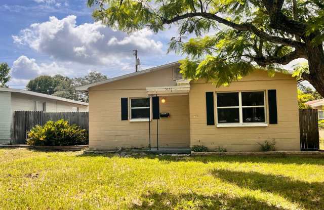 5128 16th St N St. Petersburg, FL 33703 MOVE IN SPECIAL!! $250 off 1st Months Rent!!! - 5128 16th Street North, St. Petersburg, FL 33714