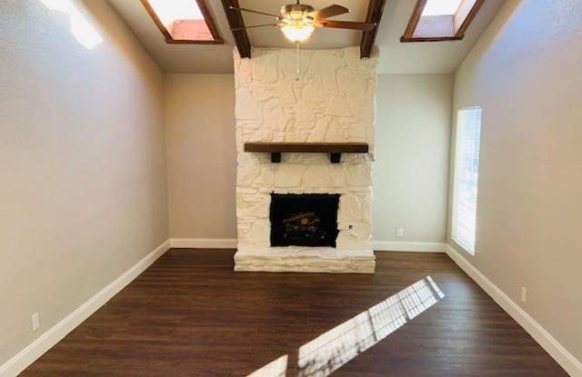 307 Royal Dr Gallery 4