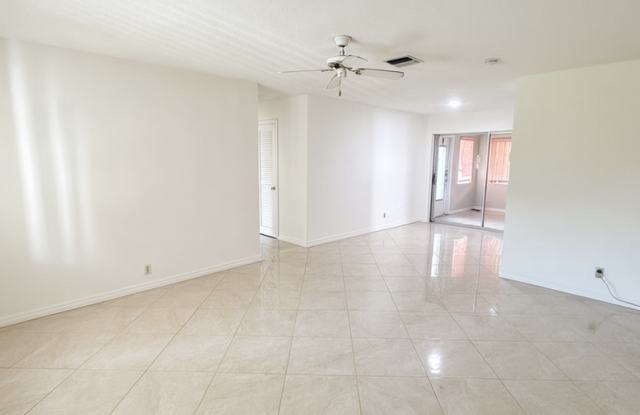 55+ Community Tamarac Single Family 2 bedroom, 2 bath on a Canal Gallery 4