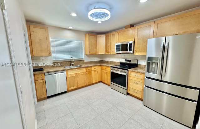 1940 NE 34th Ct Gallery 3