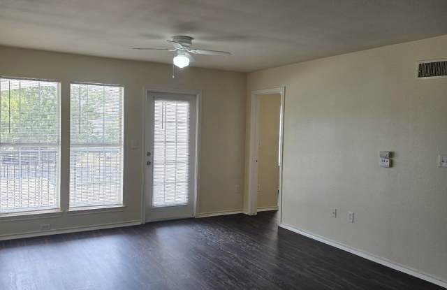 1001 Redwood Avenue Gallery 2