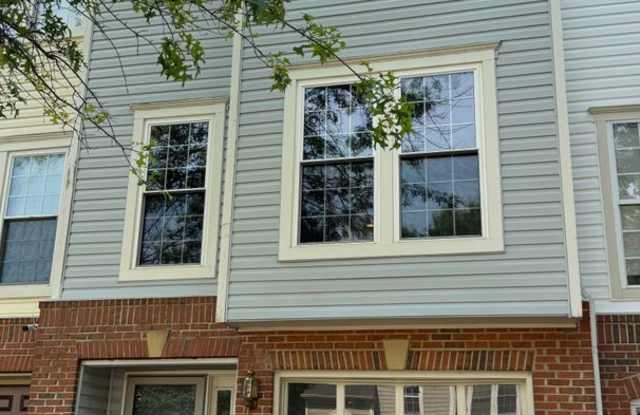 Glen Oaks Townhouse - 4019 Cressida Place, Lake Ridge, VA 22192