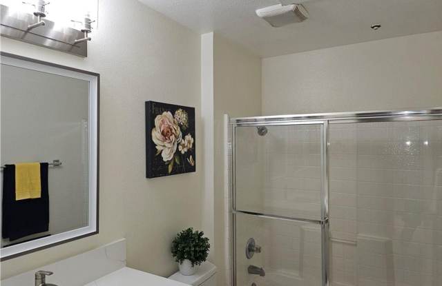 2 Bedroom 2 Bath / Garage Gallery 4