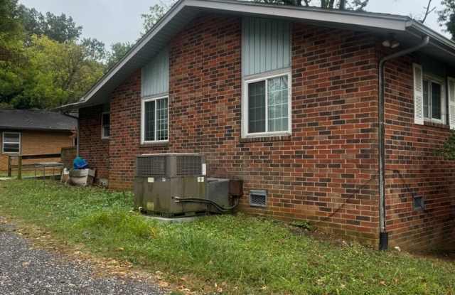Knoxville 37930 - Spacious 3 Bedroom, 1.5 Bath Home in a convenient Knoxville Location! - Contact Lisa Vineyard (865) 216-9334 Gallery 3