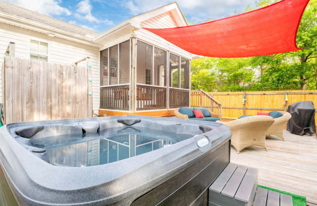 HOT TUB ANYONE? THIS OFF-SEASON RENTAL IS AVAILABLE FOR A LIMITED TIME photos photos