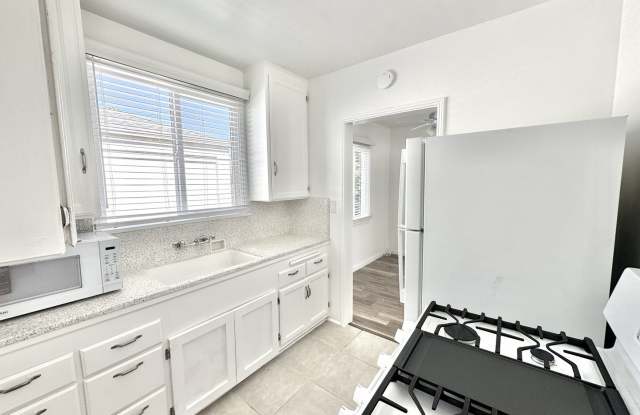 Light, bright, SPACIOUS - 1 Bed/1 Bath TOP FLOOR 4-plex in desirable North Park! - 4420 Boundary Street, San Diego, CA 92116 Light, bright, SPACIOUS - 1 Bed/1 Bath TOP FLOOR 4-plex in desirable North Park! - 4420 Boundary Street, San Diego, CA 92116