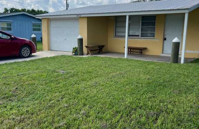 2/1/1 in Stuart--Beautiful kitchen & fenced yard! Gallery 1