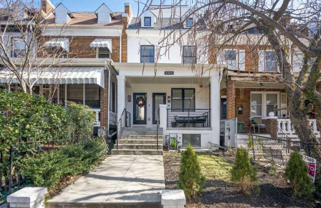 Stunning Contemporary Home Near Union Station with Secured Parking! photos photos Stunning Contemporary Home Near Union Station with Secured Parking! photos photos