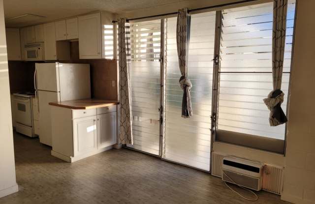 Great Location! Studio, 1 bath, 1 pkg w/Lanai. 300sqft unit . $1600 Gallery 4