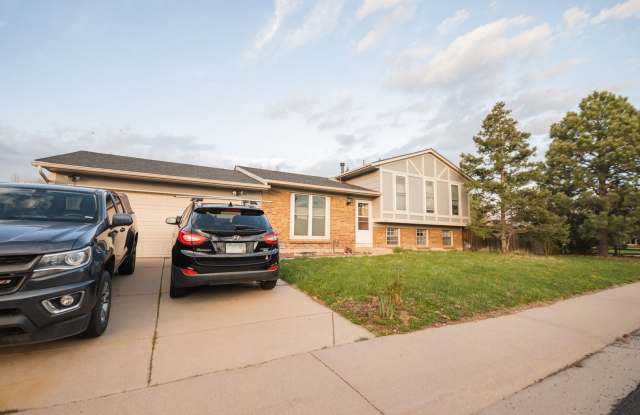BEAUTIFUL 4 BEDROOM / 3 BATH HOME IN LAFAYETTE - 1000 Harrison Drive, Lafayette, CO 80026