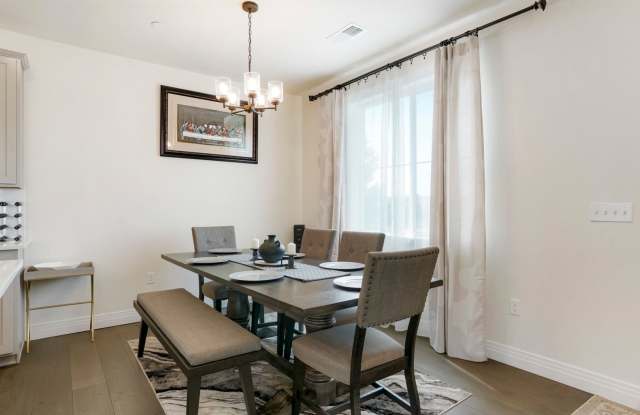 Spacious 3BR 3 Full Bath Condo in Aurora Gallery 4