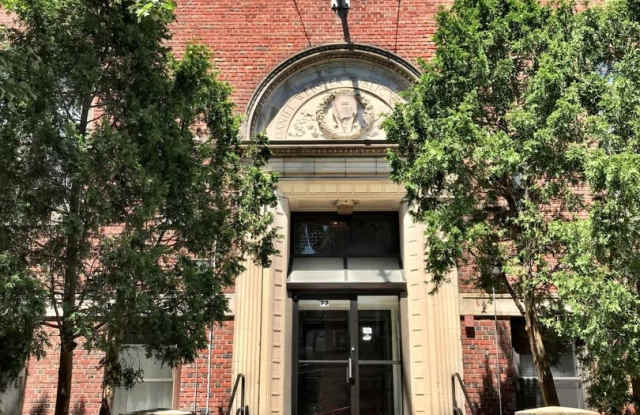 1 Bed 1 Bath, high ceilings, washer/dryer in unit, Off St parking, Roof Deck! Close to T. Central Air & Heat photos photos
