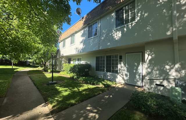 Open House Friday October 8th 4-4:30 PM! Three Bedroom Townhome Near River Access Gallery 4