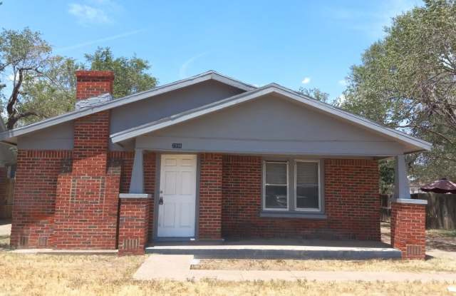 2006 26th St - 2006 26th Street, Lubbock, TX 79411