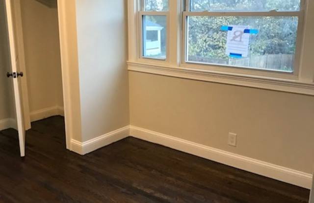 Charming 3 Bedroom-No Broker Fee Gallery 4