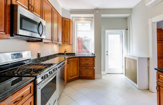 Classic 3 Bedroom Rowhome in Columbia Heights Gallery 4
