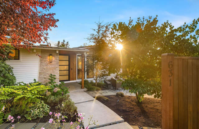 Kirkland West of Market - Luxury 3 Bedroom 3 Bath Home Gallery 1