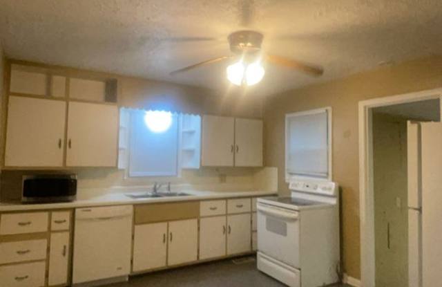 2017 N Rosewood Ave - Charming 3-Bedroom Home with Eat-In Kitchen, Front Porch & Included Appliances! Gallery 1
