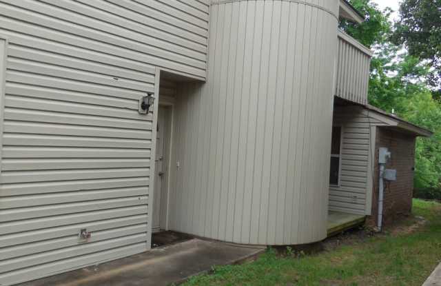 Two Bedroom Duplex Located Near Campus. Gallery 4