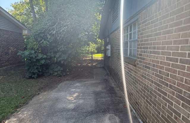 **3 Bed 2 Bath located in Regency Park** Call 334-366-9198 to schedule a self tour Gallery 4