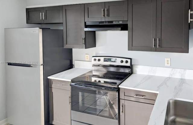 1080 N Franklin Ave photos photos