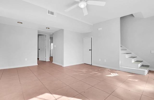 4 BR, 2 BATH townhouse in downtown Charleston, SC. photos photos