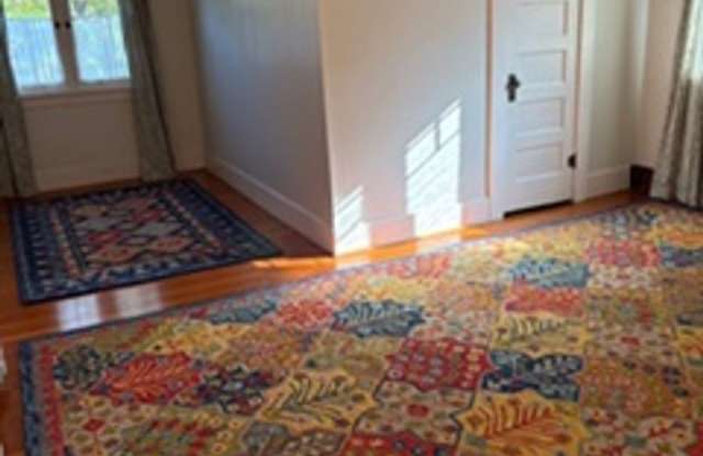 Vintage Upstairs 1 Bedroom Apartment in the Whiteaker! Gallery 4