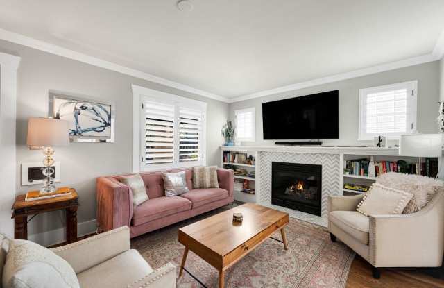 Furnished 3BD, 3BA Bungalow Near South Broadway with 2 Bonus Rooms Gallery 3