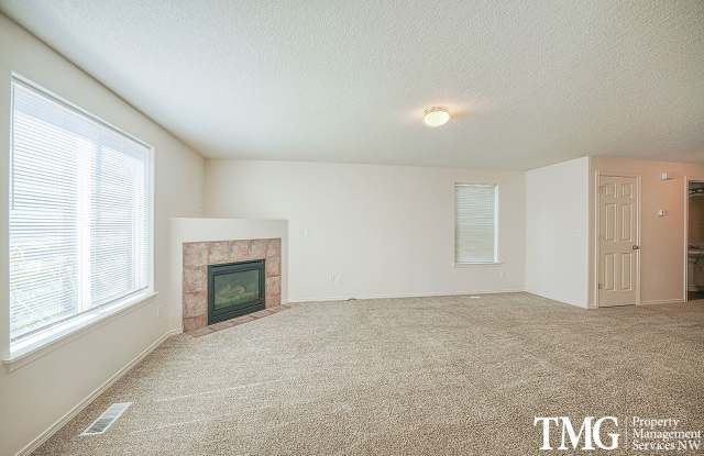 Large Beautiful 4 Bedroom Home w/ Loft & Upstairs Laundry Room! Gallery 4