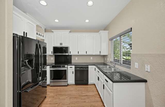 Charming 2BR 3.5 Bath Townhome in Arvada Next to Allendale Park Gallery 3