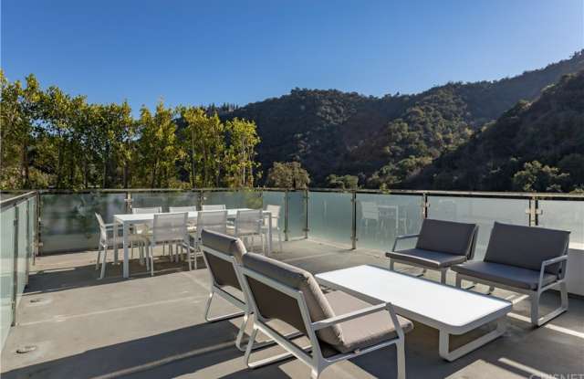 1700 Benedict Canyon Drive Gallery 2