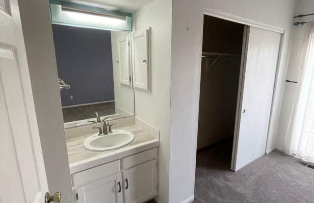 Charming 3b/3b Townhome In Downtown Louisville - Available October! Gallery 4