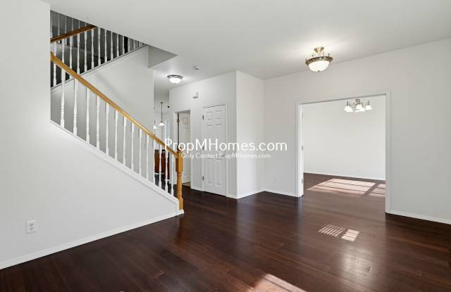 Wilsonville 4BR/2.5BA Home with Gas Fireplace, Hardwoods & Granite Island! Gallery 4