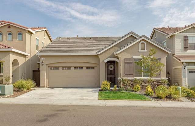 Beautiful Bright Single Story Solar Home With Whitney Ranch Pool Access Gallery 1