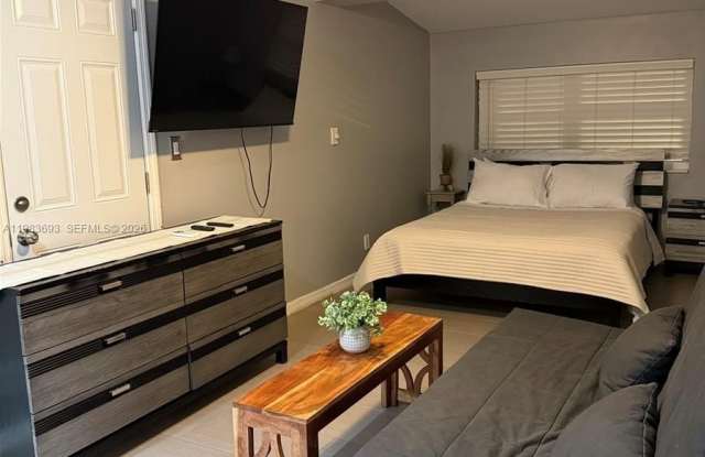 1432 NE 5th Ave photos photos