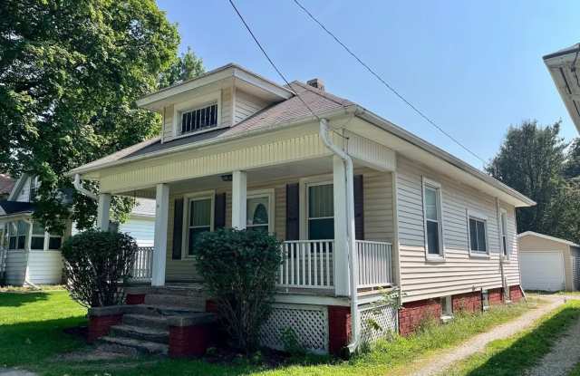 2-Bedroom Home with Detached Garage, Backyard & Central A/C Gallery 1