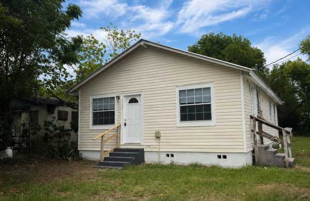 Nice 3BR/1BA Lakeland Home, Laminate Wood Floors, HUGE Privacy Fenced Backyard! photos photos
