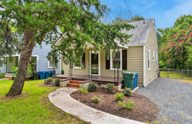 Charming 2 Bedroom 1 Bath Home With Home Office and Massive Fenced in Yard!! Gallery 3