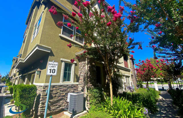 $3795 - 3 Bed/2.5 Bath Tri-level Townhome in North San Jose! Pets possible with approval photos photos