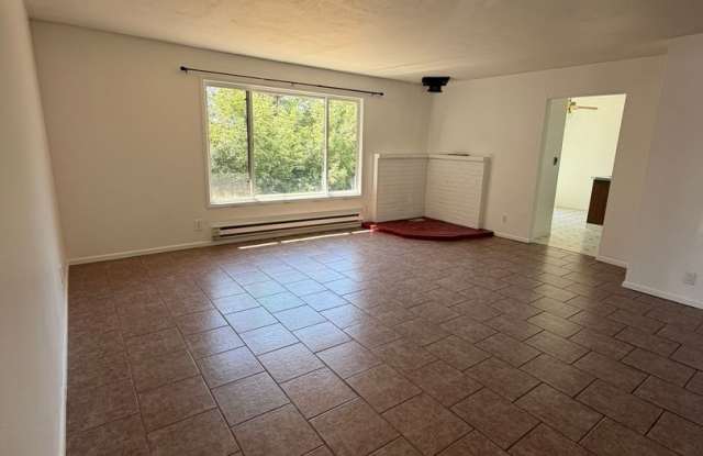 Two Bedroom, One Bathroom Home - Located near Sky Lakes and Oregon Tech! photos photos