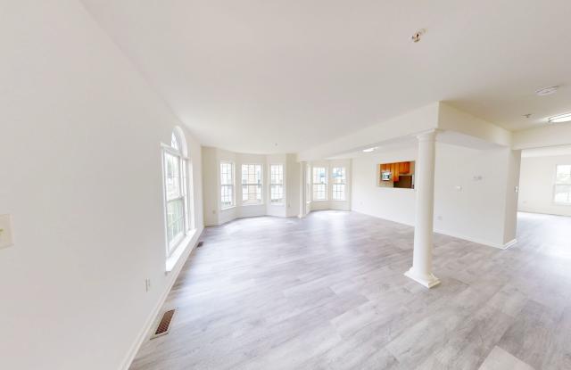 HUGE END UNIT Fully Renovated! 4BD/ 3.5BA - Hagers-Crossing Gallery 3