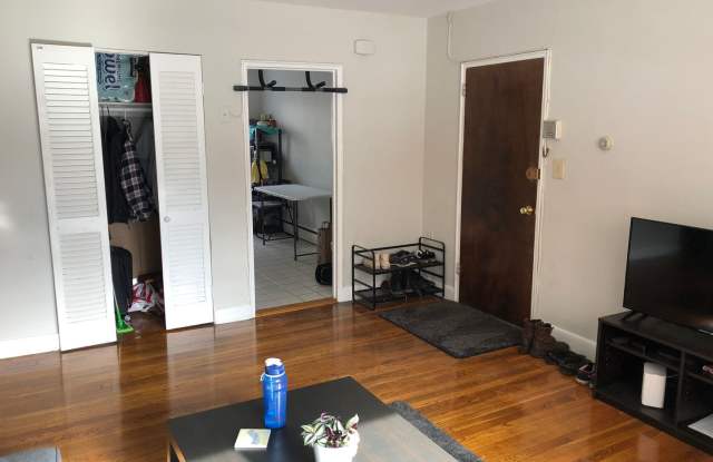 2Br/1Bth, Available Sep. 1, 2026. Great for a rommate students. MUST SEE!! photos photos