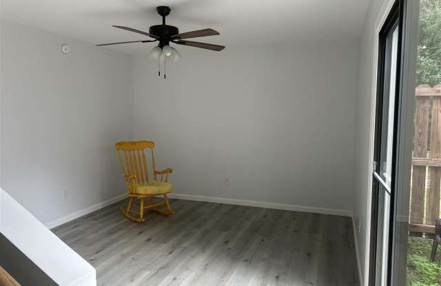 2220-H Woodridge Lane Gallery 2