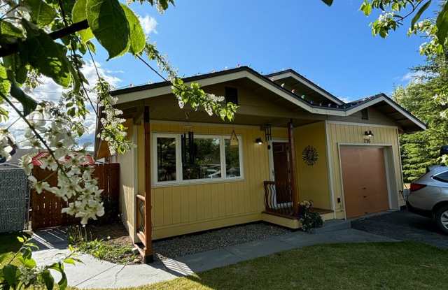 Cozy 3-bedroom home / Pet friendly / Fenced in yard photos photos