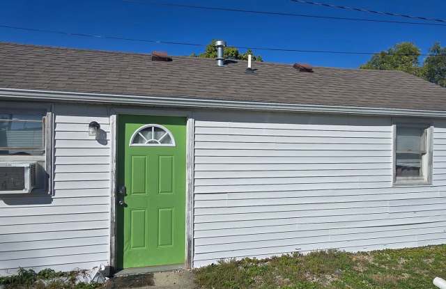 2 bedroom close to campus - 1911 North Janney Avenue, Muncie, IN 47304