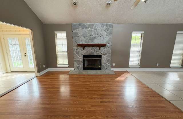 Spacious 3 Bedroom, 2 Bath Home Close to Restaurants & Shopping Centers Gallery 3
