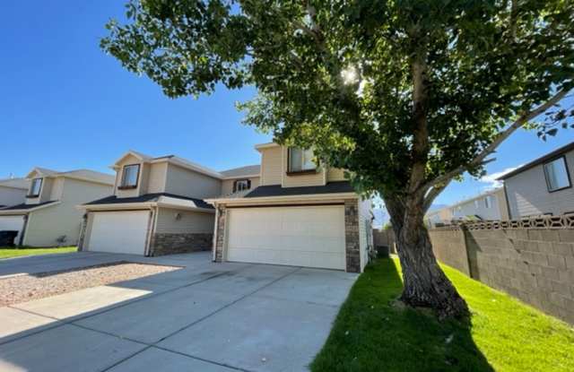 SPACIOUS TWIN HOME AVAILABLE FOR RENT photos photos