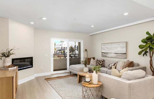 Live in a Penthouse with Private Rooftop Deck, just 4 blocks from the Beach Gallery 3