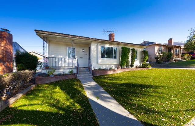 3 Bedroom Long Beach Home on with Large, Low-Maintenance Front and Backyard Gallery 1